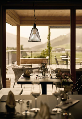 Terrasse Apartment Hirben mit Blick auf die umliegende Natur und Wiesen in den Dolomiten 