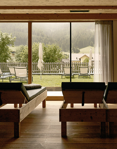 Wellness Ruheraum mit bequemen Liegen und Blick auf den Aussenpool