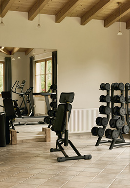 Fitnessraum im Hotel Hirben mit Kardio und Muskeltrainingsgeräten 
